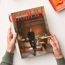 Titelblatt der Zeitschrift „GOODLIFE WOHN+DESIGN“ mit orange-rotem Schriftzug. Abgebildet ist eine männliche Person in dunkler Kleidung, die vor einem Holztisch mit Dekoobjekten, Büchern und Glasgefäßen steht; im Hintergrund eine braun-graue Wand und eine grüne Zimmerpflanze. Text auf dem Cover: „INTERIEUR“, „KULTUR“, „GENUSS“, „REISEN“ und „N°187 RÄUME MIT TIEFGANG – Entdecken Sie mit uns neue Einrichtungsstile, Materialien und kreative Gestaltungsansätze“.