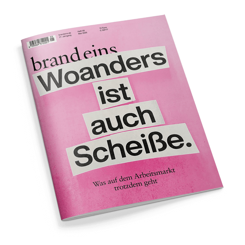 Gedrucktes Magazin mit rosa Umschlag, Titel „brand eins“ oben links, darunter in Schwarz-Weiß der großflächige Text „Woanders ist auch Scheiße.“ in versetzt angeordneten Blöcken; am unteren Rand steht in kleinerer schwarzer Schrift „Was auf dem Arbeitsmarkt trotzdem geht“.