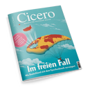 Magazin „Cicero – Magazin für politische Kultur“ mit hellblauer Titelseite, zentraler Illustration eines fallenden Fallschirms in Form einer Weltkarte, darunter weiße Wolken. Oben der weiße Schriftzug „Cicero“, im unteren Bereich in großen weißen Buchstaben „Im freien Fall“ mit Unterzeile „Wie Deutschland sich dem Epochenbruch verweigert“. Links ein rosafarbener Kreis mit Text „Letztes Gefecht – die Boomer und das Abdriften der Sozialität in Gelehrsamkeit“.