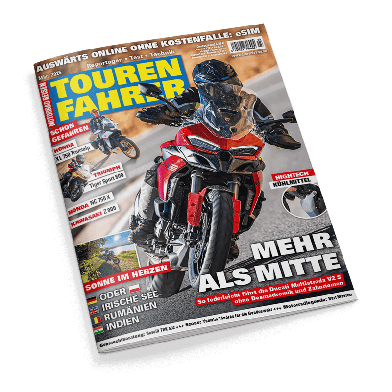 Titelbild der Zeitschrift „Tourenfahrer“ Ausgabe März 2025 mit großem zentralem Foto eines roten Ducati-Motorrads, frontal fotografiert mit fahrender, voll ausgestatteter Person in schwarzer Schutzkleidung und Helm; oben links gelbes „TOUREN FAHRER“-Logo, umlaufende Schlagzeilen zu Motorrädern von Honda, Triumph, Kawasaki und Reiseberichten zu Oder, Irischer See, Rumänien und Indien; prominente Überschrift unten rechts: „MEHR ALS MITTE“.