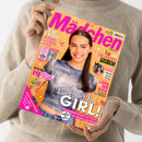 Person in beigefarbenem Strickpullover hält das Magazin „Mädchen“ mit orange-pinkfarbenem Titel. Auf dem Cover eine junge Frau mit langen braunen Haaren und blau-grauem, kurz geschnittenem Oberteil. Text auf dem Titel: „Beautiful GIRL! Die schönsten Make-up-Trends für Herbst und Winter“, Themen u. a. „10 Snack-Trends“, „Foto-Challenges“, „Love No Gos“, „Happy Halloween“. Hintergrund mit Blättern und Symbolgrafiken.