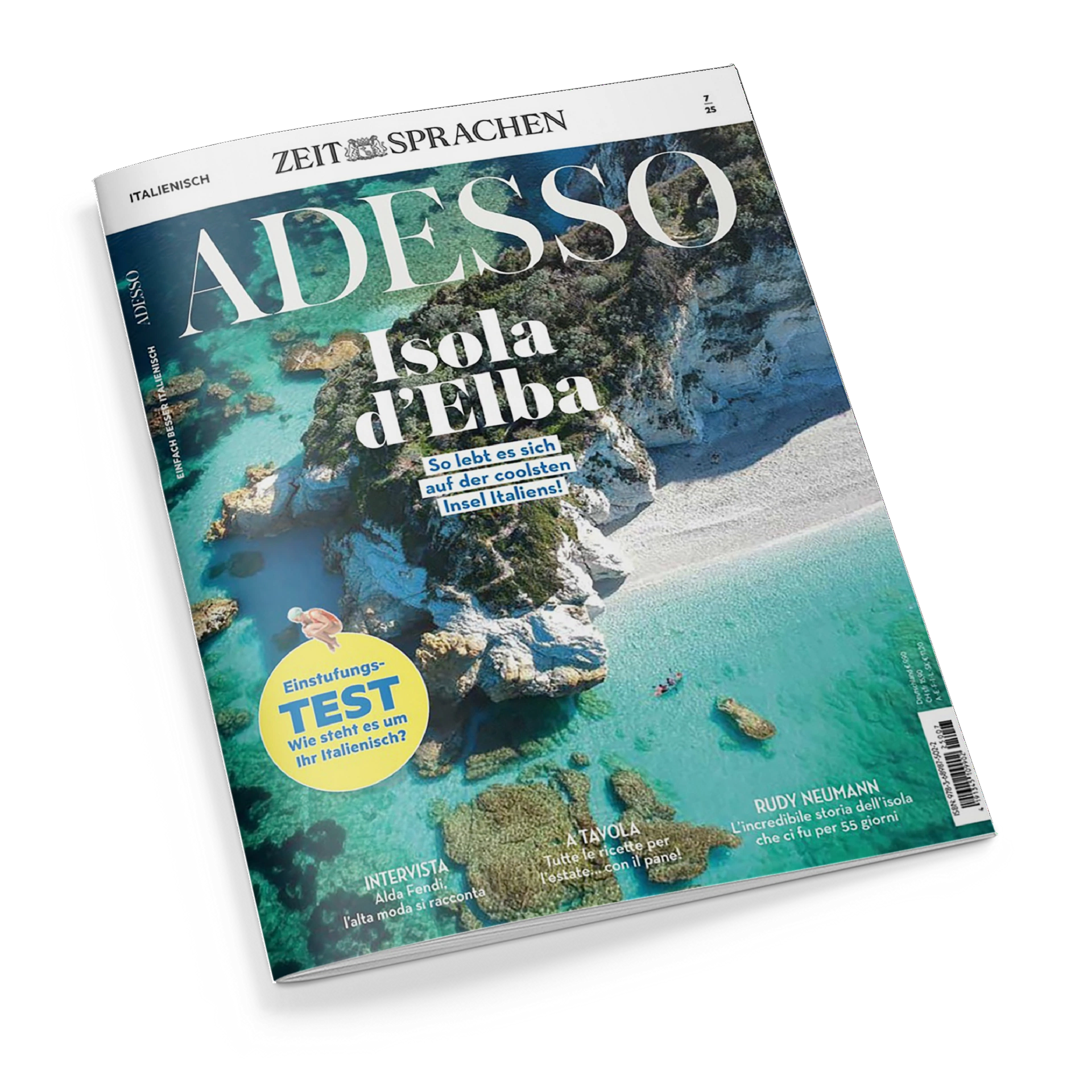 Titelbild des Magazins „ADESSO“ aus der Reihe „ZEIT SPRACHEN“, Ausgabe 7/25 in italienischer Sprache. Auf dem Cover ist eine Luftaufnahme der Insel Elba mit türkisfarbenem Meer, weißen Felsen und einem Strand zu sehen. Textaufschriften u. a.: „Isola d’Elba“, „So lebt es sich auf der coolsten Insel Italiens!“, „Einstufungs-TEST: Wie steht es um Ihr Italienisch?“, „INTERVISTA Alda Fendi“, „A TAVOLA“ und „RUDY NEUMANN“.