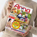 Helle Zeitschrift mit rotem Titel „Anna“, gehalten von einer Person in beigefarbenem Strickpullover vor neutralem Hintergrund. Auf dem Cover drei gestrickte Vögel in blauen, weißen und roten Kleidungsfarben, Überschriften u. a. „Handgemacht & sommerleicht“, „Selbstgemachte Unikate“, „Strickspaß pur bis Größe 54“, sowie kleine Bilder mit Häkel- und Strickarbeiten.