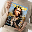 Titelbild der Zeitschrift „Tattoo Life“ mit großem gelbem Schriftzug. Abgebildet ist eine weiblich gelesene Person mit dunklem Haar, Nasen- und Ohrenpiercings sowie sichtbaren Arm- und Brusttattoos vor hellem Hintergrund. Text auf dem Cover unter anderem: „Cover Girl Nahal Founder of Azadi Adornment“, Themen zu Tattoo-Kunst, Neon-Surrealismus, japanischen Tattoos und künstlerischen Porträts. Gehalten von einer Person im beigen Pullover.