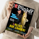 Titelblatt der Zeitschrift „Blinker – Europas große Angelzeitschrift“, Ausgabe Juni 2025. Abgebildet ist eine männliche Person in dunkler Outdoorjacke und blauer Kappe, die einen großen Zander hält. Hauptüberschrift in Gelb: „ALLES AUF ZANDER!“. Weitere Texte: „Plattfisch in Massen an deutschen Stränden“, „Juni: Was beißt jetzt am besten?“, „Von Ufer am Vereinssee“, „Stahlvorfach“, „Plattfisch-Gummis“. Die Zeitschrift wird von einer neutral gekleideten Person gehalten.