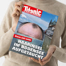 Person in beigem Pullover hält ein Magazin mit rotem Titelschriftzug „Titanic – Das endgültige Satiremagazin“. Titelblatt zeigt eine Fotomontage eines teilweise kahlen Männerkopfs, der aus dem Bodensee ragt, daneben Uferhäuser mit Türmen. Aufdrucke: „Niveau sinkt weiter“ und „Haarinsel im Bodensee aufgetaucht“. Hintergrund mit blauem Himmel und Wolken.
