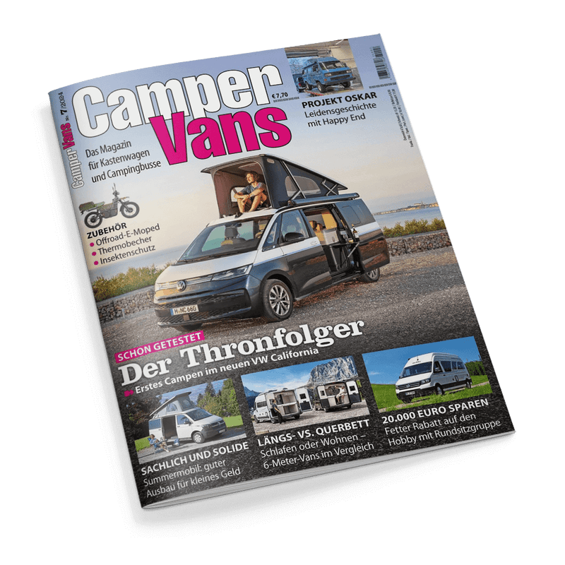 Titelbild der Zeitschrift „CamperVans“, Ausgabe 7/2024, mit einer frontalen Aufnahme eines silbernen VW California Campervans mit aufgeklapptem Schlafdach, darin sitzt eine männlich gelesene Person; umliegende Natur, Küstenstraße und Wasser im Hintergrund. Hauptüberschrift: „Der Thronfolger – Erstes Campen im neuen VW California“. Weitere Titelthemen: „Längs- vs. Querbett“, „20.000 Euro sparen“, „Zubehör: Offroad-E-Moped, Thermobecher, Insektenschutz“.