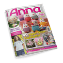 Titelbild der Handarbeitszeitschrift „Anna“, Ausgabe April 2025, mit dem Schriftzug in großem Pink oben mittig; zentral farbige gehäkelte Osterfiguren wie Hühner und Küken auf braunem Hintergrund; Textaufschriften u. a.: „40 super Oster-Highlights!“, „Granny Square-Tier des Monats“, „Musterstarker Modestrick“, „Lehrgang Freihandsticken“ sowie Rubriken am unteren Rand: Häkeln, Klöppeln, Stricken, Nähen, Makramee; links unten eine Frau mit lockigem Haar in einem weißen Kurzarm-Strickshirt.
