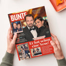 Titelbild der Zeitschrift „BUNTE“ mit rotem Schriftzug oben links, zeigt zentral ein Porträt eines Mannes im schwarzen Anzug und einer Frau in schwarzer Kleidung vor unscharfem, warm beleuchtetem Hintergrund. Oben rechts steht „Abnehm-Spritze – Der große BUNTE-Report über das Wundermittel!“, unten mittig in roter Fläche die Schlagzeile „Er hat schon eine Neue!“. Weitere kleine Fotos und Textfelder mit Personenbildern am linken und unteren Rand.