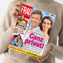 Magazin „Frau im Spiegel“ mit rotem Titelband im oberen Bereich, gehalten von einer Person in beigefarbenem Pullover vor neutralem Hintergrund. Auf dem Cover sind mehrere farbige Textfelder mit Schlagzeilen, u. a. „Ganz privat!“, „Ana Ivanovic – Allein in Paris!“, „Ihr stiller Geburtstag in Los Angeles“ sowie „Verliebte Momente – trotz Familienkrise“. Fotos zeigen mehrere lächelnde Personen vor verschiedenfarbigen Hintergründen.