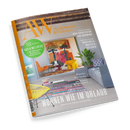 Titelblatt der Zeitschrift „Architektur & Wohnen“ mit orangener Seitenleiste; zentrale Fotoaufnahme eines modern eingerichteten Wohnzimmers mit farbigem Wandbild, gelbem und orangem Stuhl, grauem Sofa, buntem Teppich und Pflanzen. Sichtbare Texte: „52 Seiten Bad & Wellness“, „Neue Architektur aus Dänemark“, „Kunstvolle Muster & Texturen“, „Wohnen wie im Urlaub“, „Häuser an Sehnsuchtsorten“ sowie ein Dossier zu KI im Design.