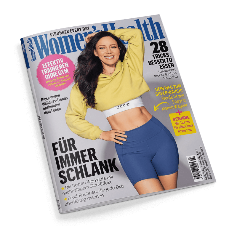 Titelbild der Zeitschrift „Women’s Health“ mit einer dunkelhaarigen Frau im gelben Crop-Hoodie und blauen Sportshorts, mittig stehend vor grauem Hintergrund; Aufschrift „FABLETICS“ auf dem sichtbaren weißen Bund ihres Sporttops, zentrale Titelzeile „FÜR IMMER SCHLANK“, weitere sichtbare Texte: „EFFEKTV TRAINIEREN OHNE GYM“, „28 Tricks, besser zu essen“, „Dein Weg zum Super-Bauch“, sowie Werbehinweis auf VIP-Tickets für Blümchens letzte Tour.