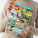 Person in beigem Strickpullover hält eine Zeitschrift mit dem Titel „Lisa Wohnen & Dekorieren“ in Händen; auf dem Cover eine Terrasse mit grauen Polstermöbeln, Pflanzen und Dekoartikeln, Überschriften u. a. „Meine Wohlfühl-Oase“, „Maritimes Flair zum Nachstylen“ und „Extra: 14 Seiten Deko-Ideen“. Farbgestaltung in Gelb, Rot, Blau und Weiß, Hochformatansicht vor neutralem Hintergrund.
