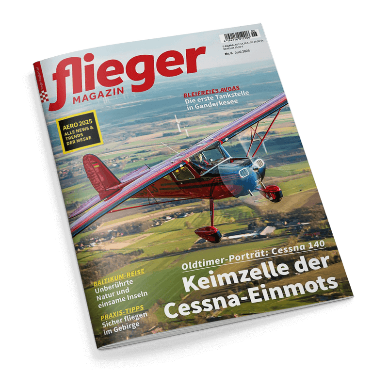 Hochglanz-Cover der Zeitschrift „flieger MAGAZIN“ mit einer roten Cessna 140 in Schrägperspektive im Flug über einer ländlichen Landschaft; zentrale Überschrift: „Keimzelle der Cessna-Einmots“, weitere Texte: „Oldtimer-Porträt: Cessna 140“, „BALTIKUM-REISE Unberührte Natur und einsame Inseln“, „PRAXIS-TIPPS Sicher fliegen im Gebirge“, „BLEIFREIES AVGAS Die erste Tankstelle in Ganderkesee“ sowie gelbes Feld „AERO 2025 ALLE NEWS & TRENDS DER MESSE“.
