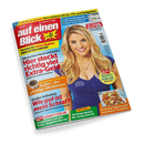 Titelblatt der Fernseh- und Ratgeberzeitschrift „auf einen Blick“ in Rot-Weiß-Gelb-Blau gestaltet. Im Vordergrund eine lächelnde weibliche Person mit langen blonden Haaren in einem blauen Kleid vor hellblauem Hintergrund. Sichtbare Schlagzeilen: „Hier steckt richtig viel Extra-Geld“, „Wie gut ist mein Schlaf?“, „Kaffee – der günstige Alleskönner“ sowie „Frische Ideen mit Sommer-Gemüse“.