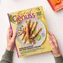 Titelseite der Zeitschrift „Lust auf Genuss“ mit gelbem Hintergrund und einem Teller mit paniertem, goldbraun gebratenem Spargel, grüner Kräutersauce und Radieschenscheiben. Textelemente: „no. 5“, „Endlich wieder Spargel! Neue Ideen von klassisch bis kreativ“, „Frühküche mit dem Saison-Liebling“, „Knuspriger Spargel im Schinkenmantel mit Kräutersauce“. Zwei Hände halten das Magazin, im Hintergrund eine orangefarbene Schale.
