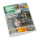 Titelblatt der Zeitschrift „AngelWoche“ Ausgabe 12/2025 mit dem Haupttitel „Vater, Sohn, Hecht!“. Im Vordergrund stehen ein erwachsener und ein kindlicher männlicher Angler in Watbekleidung im flachen Wasser, der Erwachsene hält einen großen Hecht. Oben Fotos von einer Angelrolle und einem Teller mit Matjes, unten gelbe und rote Textfelder mit Themen wie „4 Köder für Hornis“, „Royal-Fishing Jugendangeln“ und „Dicke Rapfen auf Krebse“.