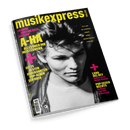 Titelbild der Musikzeitschrift „musikexpress“ Ausgabe 06/25 mit großformatigem Schwarz-Weiß-Porträt eines jungen männlichen Prominenten mit Lederjacke, darüber gelber Schriftzug „A-HA – ALLES ÜBER IHR MEISTERWERK“, pinkfarbenes Pluszeichen, gelbe Schlagzeile „DIE 25 BESTEN UNBEKANNTEN POP-ALBEN DER 80ER“, weitere Themen: „Lana Del Rey – Kaliforniens dunkle Königin“, „POP GEGEN RECHTS – im Osten regt sich Widerstand“.
