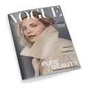 Titelbild der deutschen Ausgabe der Zeitschrift „VOGUE“ mit dem Porträt einer hellhäutigen weiblichen Person mit blondem, kinnlangem Haar in beigem Ledertrenchcoat vor grauem Hintergrund; sichtbar sind die Texte „Nadja Auermann: ‚Ich gefalle mir heute besser‘“, „ESSENTIALS: Die besten Basics der Saison“, „NEU & EFFEKTIV: Die Zukunft der Hautpflege“ sowie großflächig „PURE BEAUTY – Eine Hommage an die Ästhetik“.