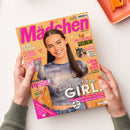 Titelseite der Zeitschrift „Mädchen“ in Pinkschrift auf orangefarbenem Hintergrund mit herbstlichen Illustrationen. Im Mittelpunkt eine junge weibliche Person mit glattem dunkelbraunem Haar, graublauem Crop-Top und leichter Jeans. Textinhalte u. a.: „Beautiful Girl!“, „Die schönsten Make-up-Trends für Herbst und Winter“, „Love No Gos“, „10 Snack-Trends“, „Funny Foto-Challenges“, „Happy Halloween“. Zwei Hände halten das Heft auf hellem Tisch.