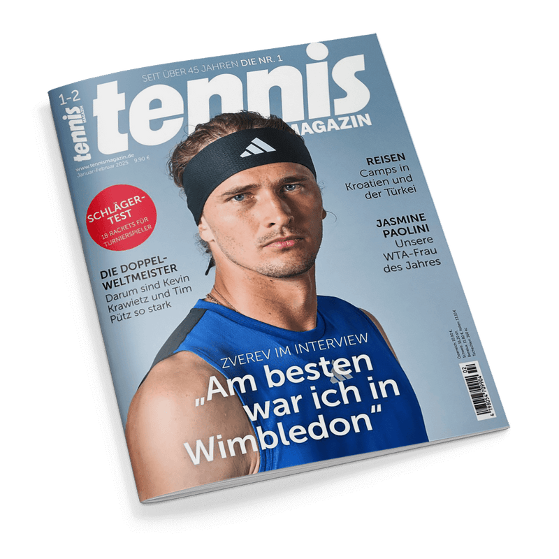 Titelbild des „tennis magazin“ Hefts 1–2/2025 mit einem jungen, männlichen Sportler in blauem Trikot und schwarzem Stirnband mit weißem Adidas-Logo, zentral platziert vor hellblauem Hintergrund; sichtbare Schlagzeilen: „Zverev im Interview – Am besten war ich in Wimbledon“, „DIE DOPPELWELTMEISTER – Darum sind Kevin Krawietz und Tim Pütz so stark“, „REISEN – Camps in Kroatien und der Türkei“, „SCHLÄGER-TEST – 18 Rackets für Turnierspieler“, „JASMINE PAOLINI – Unsere WTA-Frau des Jahres“.