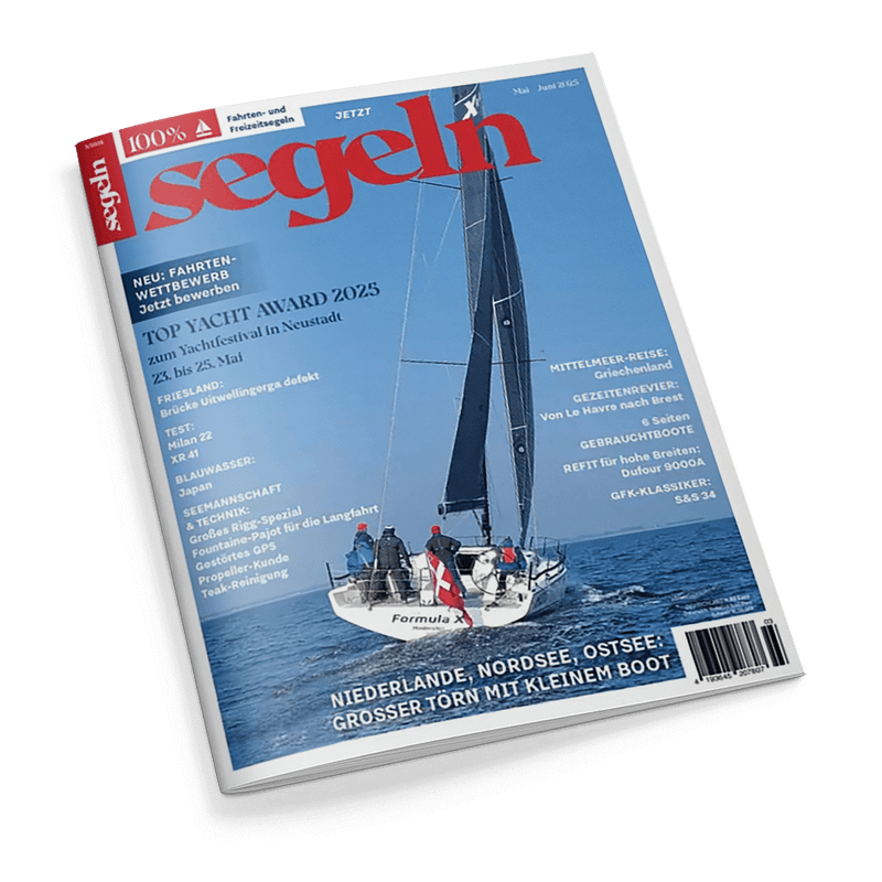 Titelbild der Zeitschrift „segeln“ mit rotem Logo auf blauem Hintergrund; zentrales Motiv ist ein weißes Segelboot mit schwarzem Segel und mehreren, teils in roten Jacken gekleideten Personen auf Deck, Bootsbeschriftung „Formula“ sichtbar, im Hintergrund offenes Meer bei klarem Himmel. Schlagzeilen u. a.: „TOP YACHT AWARD 2025“, „NIEDERLANDE, NORDSEE, OSTSEE: GROSSER TÖRN MIT KLEINEM BOOT“, „MITTELMEER-REISE: Griechenland“, „GEBRAUCHTBOOTE“.