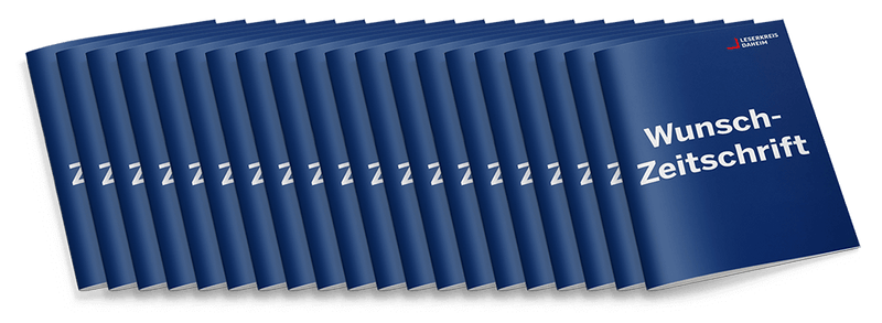 Zwanzig identisch gestaltete, dunkelblaue Heftumschläge mit weißer Aufschrift „Wunsch-Zeitschrift“ sowie kleinem Logo „Leserkreis Daheim“ oben rechts, leicht versetzt nebeneinander in diagonaler Reihe angeordnet, glänzende Oberfläche, in schräger Frontalperspektive.