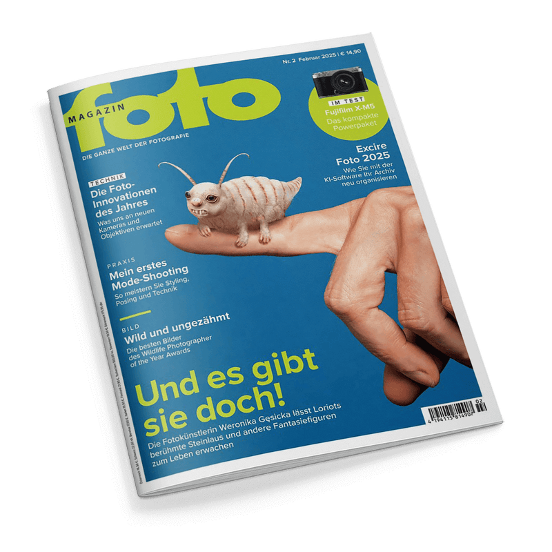 Titelbild der Zeitschrift „fotoMAGAZIN“ Nr. 2 vom Februar 2025 mit blauem Hintergrund, zentral abgebildet ist eine männliche Hand mit einem kleinen, fantasiehaft gestalteten Tier auf dem Mittelfinger; Schlagzeilen u. a.: „Und es gibt sie doch!“, „Die Foto-Innovationen des Jahres“, „Mein erstes Mode-Shooting“, „Wild und ungezähmt“, „Excire Foto 2025“, „Im Test: Fujifilm X-M5 – Das kompakte Powerpaket“.