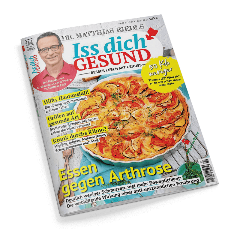 Titelbild der Zeitschrift „Iss dich GESUND“ Ausgabe 04/2025 mit Portrait eines lächelnden Mannes mit Brille und rotem Hemd oben links, daneben der Titeltext „Das Magazin vom Ernährungs-Doc Dr. Matthias Riedl“; zentrale Abbildung einer bunten Gemüse-Quiche auf hellem Holztisch, Überschriften u. a.: „Essen gegen Arthrose“, „Hilfe, Haarausfall!“, „Grillen auf gesunde Art“, gelbes Siegel rechts oben mit „50 Kilo weniger – Thomas (63)…“.
