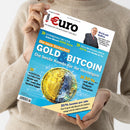 Person in beigem Strickpullover hält die Ausgabe 6/2025 des Wirtschaftsmagazins „€uro“ vor neutralem Hintergrund. Titelaufschrift: „Die neue Sicherheit GOLD & BITCOIN – Die beste Kombi für Ihr Vermögen“. Zentrale Bildgrafik zeigt eine verschmolzene Goldmünze mit Bitcoin-Symbol auf blauem Hintergrund. Weitere Texte: „EXTRAGEHALT MIT ETFS – Jeden Monat 1000 Euro“, „TECH IM KRISEN-CHECK“, „Reich mit Buffett“, „20 % Gewinn pro Jahr“, „EXPERTEN-ULTIMATUM – Rente mit 70“.