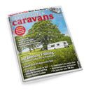 Titelbild der Zeitschrift „Camping, Cars & Caravans“ vor blauem Himmel mit großem grünem Baum und Wohnwagen in gelbem Rapsfeld; Titel in Weiß und Rot, sichtbare Artikelüberschriften: „TOP-THEMA: Die Gewinner des Campsite Awards 2025“, „Caravan-Neuheiten 2025“, „Der dänische Frühling – Die schönsten Camps rund um Kopenhagen“, „Mit Rad und Caravan“, „Entspannt durch den Bayerischen Wald“, mit weiteren Themen zu Technik, Gas, Rückfahrkamera und VW-Bus.