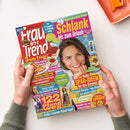 Titelblatt der Zeitschrift „Frau im Trend“ mit großem Schriftzug oben links und einer lächelnden Frau mittig vor blauem Hintergrund. Hauptaufschrift „Schlank bis zum Urlaub“ in gelber Schrift auf pinkem Balken, daneben Limettenscheiben und Cocktail-Illustration. Weitere Textelemente: „Heißer SPAR-IDEEN für den Sommer“, „122 Pfund weg“, „Deftig-würzige Koteletts“, „Cremige Himbeer-Torten“, farbig umrahmt in Rot, Gelb, Blau und Grün. Zwei Hände halten das Heft über hellem Tisch.