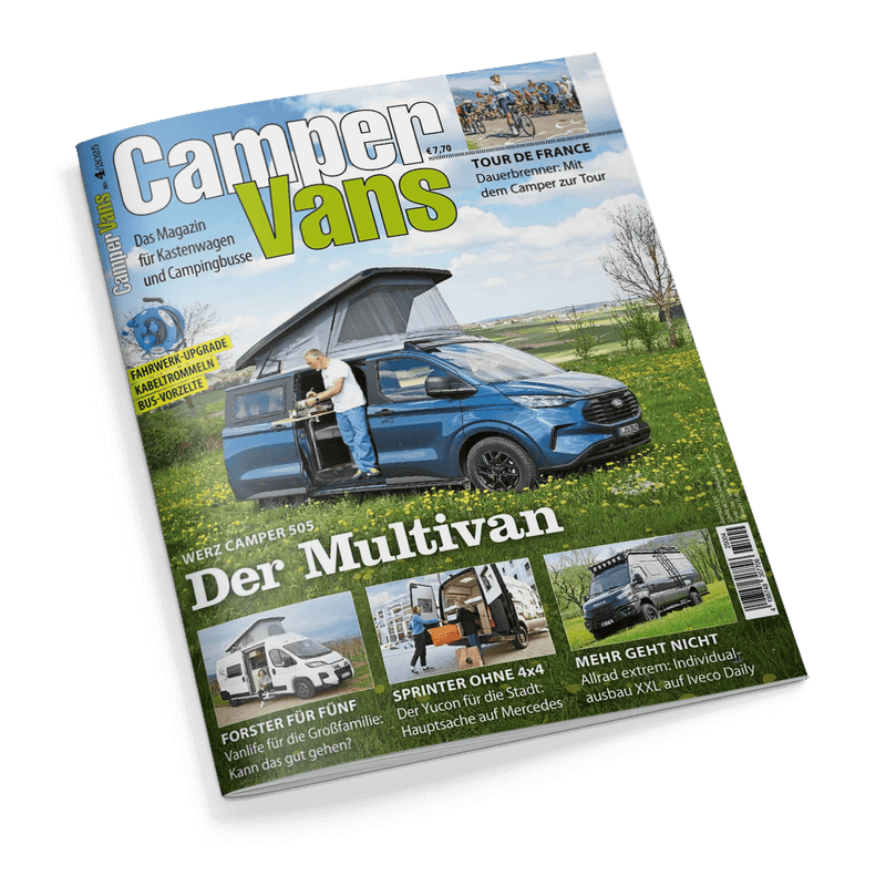 Titelbild der Zeitschrift „CamperVans“, Ausgabe 4/2025, mit dem Titelthema „Der Multivan“ und großflächigem Foto eines blauen Campingbusses mit geöffnetem Aufstelldach; ein blonder männlicher Mensch steht am Fahrzeug und bereitet eine Mahlzeit vor. Sichtbare Schlagzeilen: „TOUR DE FRANCE – Dauerbrenner: Mit dem Camper zur Tour“, „Fahrwerk-Upgrade“, „Kabeltrommeln“, „Bus-Vorzelt“, sowie drei Artikelvorschauen unten zu „Förster für Fünf“, „Sprinter ohne 4x4“ und „Mehr geht nicht“.