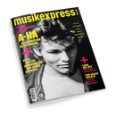 Magazintitel „musikexpress“ in gelber Schrift auf schwarzem Hintergrund mit großem schwarz-weiß-Porträt einer männlichen Person im Profil. Aufschriften: „40 Jahre ‘Hunting High and Low’“, „A-HA – Alles über ihr Meisterwerk“, „Die 25 besten unbekannten Pop-Alben der 80er“, „Lana Del Rey – Kaliforniens dunkle Königin“ und „Pop gegen Rechts – im Osten regt sich Widerstand“. Ausgabe 06/25.