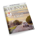 Schräg fotografiertes Magazincover aus Papier mit dem Titel „ZEIT SPRACHEN – ITALIENISCH: ADESSO“ und der Aufschrift „Urlaub am LAGO? Ja, aber in Umbrien!“, Hinweis „Lago Trasimeno“ sowie rotem Kreis „NEU! Mehr einfache Texte für mehr Lesespaß“. Das Titelbild zeigt eine Straße mit weißem Kleinwagen, Bäumen, Verkehrsschild und bewölktem Himmel; unten stehen „VIAGGI“, „ATTUALITÀ“ und „LINGUA“.