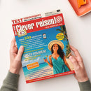 Titelblatt der Reisemagazins „Clever reisen!“ in rotem und blauem Farblayout. Zentral ist eine weibliche Person im türkisfarbenen Sommerkleid und Strohhut am Sandstrand mit türkisblauem Meer im Hintergrund abgebildet. Hauptüberschriften: „ÜBER 500 REISETIPPS“, „COSTA SPANIEN!“, „INSEL POEL“, „EXTRA FineHotel“. Oben steht „TEST SONDERANGEBOTE Airlines, Flüge, Mietwagen“, Datumsleiste und Logo mit Weltkugelmotiv.