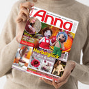 Weibliche Person im beigen Strickpullover hält eine schräg ausgerichtete Zeitschrift mit dem roten Titel „Anna“. Das Cover zeigt zwei gehäkelte Figuren, Handarbeitsmotive und Fotos sowie die Texte „IDEEN ZUM SELBERMACHEN · KREATIV UND AKTUELL“, „SPECIAL: Handschuhe und Stulpen“, „Maschenzauber“, „Herbstglück für dich & mich“ und „LEHRGANG: Handschuhe stricken“.