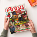 Schräg fotografierte Ausgabe der Handarbeitszeitschrift „Anna“ mit dem Text „IDEEN ZUM SELBERMACHEN • KREATIV UND AKTUELL“ und der Überschrift „Verliebt in Herbstmaschen“. Das Cover zeigt drei gehäkelte Figuren, einen gehäkelten Fuchs auf einem Schlitten, eine weibliche Person im Strickpullover sowie Handarbeitsmotive; zwei Hände einer nicht erkennbaren Person halten die Zeitschrift.