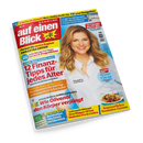 Schräg fotografiertes, glänzendes Zeitschriftencover „auf einen Blick“ mit rotem Titel, gelbem Rand und blauem Hintergrund. Eine lächelnde weibliche Person mit langen braunen Haaren und weißer Bluse ist abgebildet; sichtbare Texte sind „Ihre Zeitschrift für TV und Ratgeber“, „TV-Tipp der Woche“, „12 Finanz-Tipps für jedes Alter“, „Wie Olivenöl den Körper verjüngt“, „Bundesliga: Alle Spiele im Überblick“ und „Sommerlicher Rouladen-Genuss“.