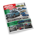 Schräg liegendes Magazin „auto motor und sport“ auf schwarzem Hintergrund, mit rotem Titelbereich und mehreren abgebildeten Fahrzeugen, darunter ein großer hellblauer Mercedes GLA sowie Modelle von Audi, BMW, Volkswagen, Citroën und DS. Sichtbare Überschriften sind „NEUHEITEN 2027“, „Fährt Audi wieder vorn?“, „ALPENÜBERQUERUNG“, „MERCEDES S-KLASSE“ und „BILLIGER TESLA“; unten sind zwei Personen neben einem Fahrzeug abgebildet.