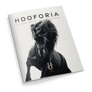 Hochglanz-Magazin mit weißem Umschlag, mittig ein schwarz-weiß Foto eines schwarzen Pferdes mit wehendem Mähnenhaar, darüber großer schwarzer Schriftzug „HOOFORIA“ und darunter in Kleinbuchstaben die Worte „Nachdenken – Bewegen – Verstehen – Begeistern“; unten ein goldfarbenes Monogramm „HC“ mit dem Wort „Volume I“.