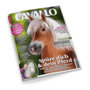 Titelbild der Zeitschrift „CAVALLO“ mit großem Foto eines braunen Pferdes mit heller Mähne im Vordergrund; Text: „Spüre dich & dein Pferd – Einfache und effektive Übungen für mehr Leichtigkeit und feine Kommunikation“, oben rechts Hinweis auf ein Dossier zu Para-Sport, links mehrere Themen wie „So klappt’s! Sprung zum perfekten Galopp“, „SCHNÜFFELN macht mutig!“, darunter kleines Foto einer lächelnden weiblichen Person mit weißem Pferd.