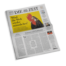 Zusammengefaltete Ausgabe der Wochenzeitung „DIE ZEIT“ mit großem gelbem Titelbild, zentral darauf ein Hahn mit rotem Kamm neben der Schlagzeile „Wird die Welt wieder männlicher?“; darunter Fließtext, Haupttitel der Zeitungsausgabe „Schmerz und Solidarität“, kleinere Artikel und Bilder an den Rändern, weiße Hintergrundfarbe mit schwarzem Text.