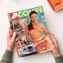 Titelblatt eines Magazins mit dem Namen „Coupé“, dominant türkisfarbener Hintergrund. Im Mittelpunkt eine teilweise verpixelte Aufnahme einer weiblichen Person mit nach hinten gebundenem Haar, daneben kleinere rechteckige Vorschaubilder mit verpixelten Motiven und Texten. Am unteren Rand ein silberfarbenes Auto, in der linken unteren Ecke rote Textfelder mit gelben und weißen Schriftzügen. Hände halten das Magazin an den Rändern.