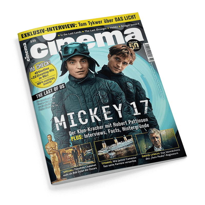 Titelbild der Zeitschrift „cinema“ Ausgabe 3/25 mit zwei männlichen Personen in dunkelblauen Raumanzügen vor hellblauem Hintergrund, mittig der Schriftzug „MICKEY 17“ und darunter „Der Klon-Kracher mit Robert Pattinson PLUS: Interviews, Facts, Hintergründe“, oben gelb hinterlegt „EXKLUSIV-INTERVIEW: Tom Tykwer über DAS LICHT“, unten Filmthemen zu „Oscars“, „TITANIC“ und „David Lynch“, oben rechts Logo „cinema 50 Jahre“.