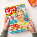 Titelblatt der Zeitschrift „auf einen Blick“ mit großem Porträt einer lächelnden blonden Frau in gelb-weißer Bluse vor blauem Hintergrund. Aufschriften in Rot, Gelb, Blau und Weiß, darunter „Das Super-Frühstück gegen Demenz“, „Geld verdienen über Rente“, „Küchenmaschinen im Check“ und „Sommer-Nudeln für Genießer“. Logo oben links in Rot-Gelb, TV-Tipp-Kreis mit Serienhinweis rechts, gehalten von zwei Händen über hellem Tisch.