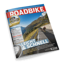 Titelbild der Zeitschrift „RoadBIKE“, Ausgabe 06/25, mit rotem Logo auf weißem Grund oben; zentrale Aufnahme zeigt drei Radfahrer auf Bergstraße vor alpenähnlicher Kulisse unter blauem Himmel. Schlagzeilen: „LEICHT & SCHNELL“, „IM DAUERTEST: 7 Carbon-Laufradsätze“, Themen zu Fitness, Elektro-Pumpen, Sport-BHs, Italien als Radtourenziel und günstige Ausstattung mit Shimano 105. Links oben gelber Kreis mit Radfahrer und Text „GUT & GÜNSTIG – Test: 8 All-Rounder“.