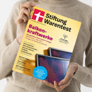 Magazincover „Stiftung Warentest“ mit gelbem Hintergrund, schwarzer und magentafarbener Schrift, gehalten von einer Person in beigefarbenem Strickpullover; Haupttitel „Balkonkraftwerke“, Untertitel „Alle geprüften Solarmodule erzeugen effektiv Strom. Aber fünf versagen im Wettertest“, weitere Texte: „Smartwatches“, „Akku-Bohrschrauber“, „Deos für Männer“, „Grillkäse“, blaue Blende mit Aufdruck „Wo sich ein Balkonkraftwerk in 2 Jahren rechnet“, unten Abbildung zweier Solarmodule.