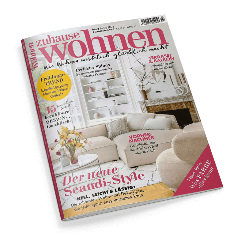 Titelbild der Wohnzeitschrift „zuhause wohnen“, Ausgabe Nr. 3 März 2025; mittig ein beigefarbenes Wohnzimmer mit hellen Möbeln, runder Couchtisch mit Blumenstrauß, Kamin mit Dekor und weißem Regal im Hintergrund; Aufschriften u.a.: „Der neue Scandi-Style“, „15 bezahlbare Design-Couchtische“, „Frühlings-Trend“, „Perfekter Stilmix“, „Vorher-Nachher: Ein Schlafzimmer mit Wellness-Bad unterm Dach“ sowie „Was FARBE alles kann“ in pinkem Balken unten rechts.