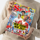 Person in beigem Pullover hält ein Magazin mit dem Titel „BRAVO Sport“. Das farbenreiche Cover zeigt mehrere männliche Fußballspieler in ihren Vereins­trikots vor einem blau-grauen Hintergrund, dazu gelbe Überschrift „NEUE SAISON NEUE ZIELE“ und weitere Texte wie „Alle BL-Stars im Exklusiv-Talk“, „4 FRESHE-POSTER“ und „KRASSE EXTRAS“. Oben sind kleine Bildvorschauen verschiedener Poster und Sammelkarten erkennbar.